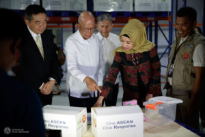 The Executive Director of the AHA Centre, Adelina Kamal, explained the types of relief items stored in the warehouse to the Secretary of National Defense of the Philipines